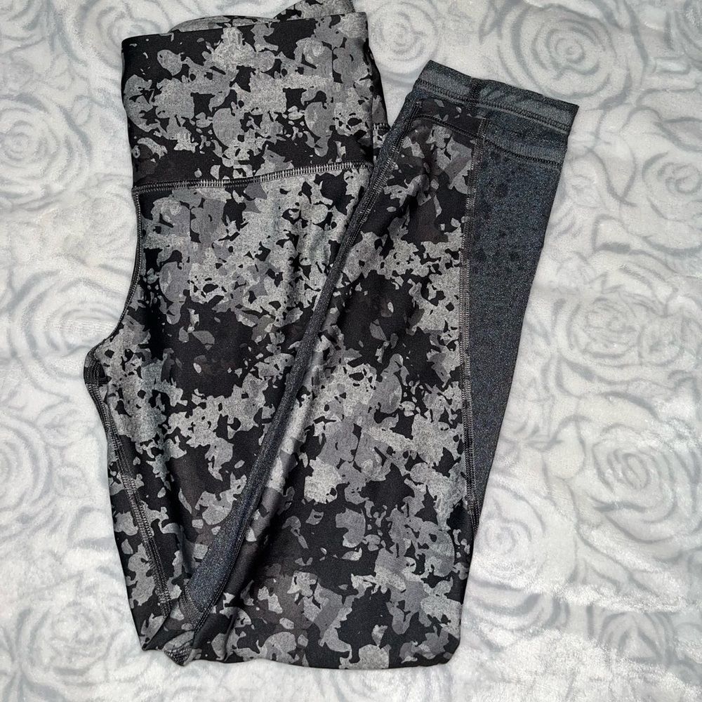 Sexy Under Armor workout leggings, yoga pants with mesh inserts. Size medium.